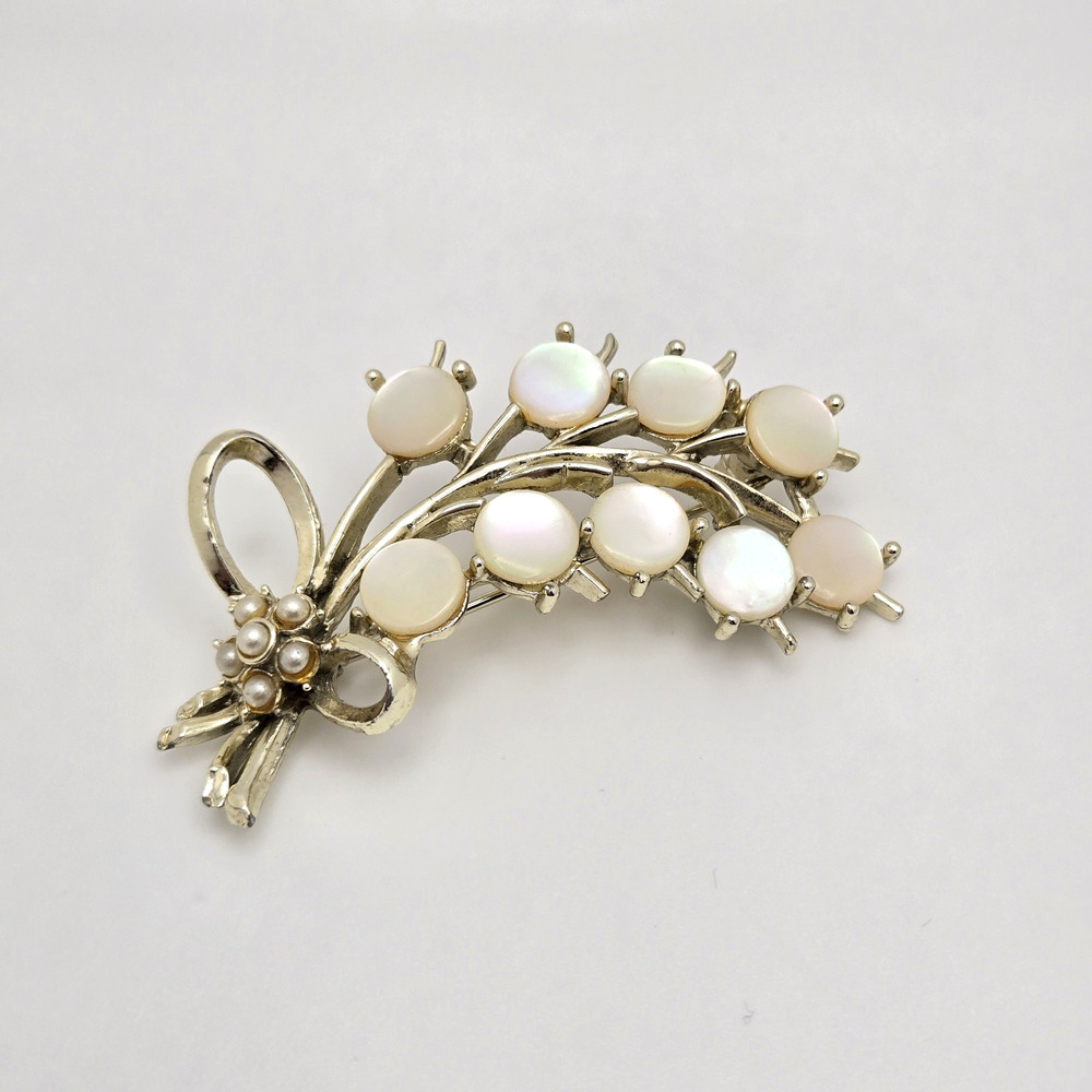 Vintage Brooch Mother Of Pearl Goldtone Floral Pin Dainty Cottagecore Retro Twee - Picture 4 of 12